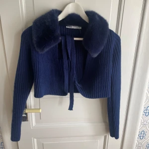 Mörkblå omlottröja - Mörkblå omlottröja från zara, använd ett fåtal gånger. 
