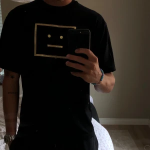 Acne t-shirt - Säljer min acne t-shirt. Knappt använd och helt i nyskick. Köpt för 2400 men säljer för endast 500 då jag inte använder den! (Stl S, men passar även M)