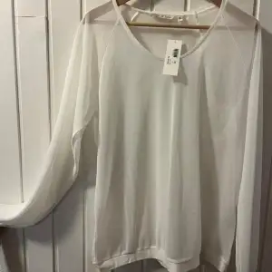 License top i soft white  Stl XL Aldrig använd med lapp kvar