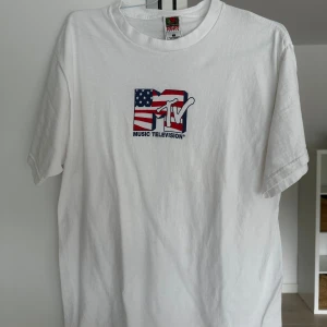 Vintage MTV In Memory September 11, 2001 9/11 - Vintage Fruit Of The Loom MTV T-shirt. Lite stains på framsidan. 9/11 Commemoration Tshirt