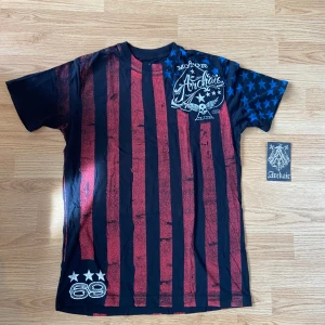 Affliction / Archiac T-shirt  - !skicka bud för snabb affär! Fet archiac / Affliction T-shirt. Storlek S, helt ny aldrig använd me tag. Sedd på sematary i chainsaw party musik videon o andra bilder. Skriv om ni undrar någonting 📲
