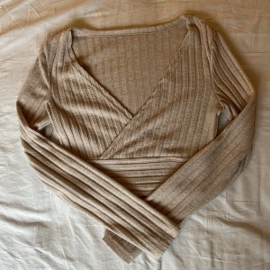 långärmad topp/tröja - beige, kort långarmad topp som har ”v-ringad” krage som går omlott vid nerkanten🌸(är ljusare i verkligheten, ljuset var dåligt)😊