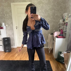Odd molly blus - Jättesöt odd molly blus med fina detaljer. Står ingen storlek men sitter bra på mig som vanligtvis bär S. Köparen står för frakt, skriv om ni undrar något💕