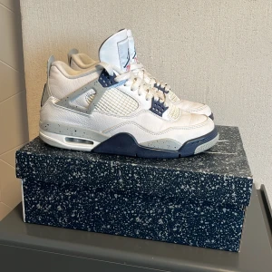 Jordan 4 midnight navy  - Har använts typ 10 gånger och sen so tröttna jag på dem och har inte använt på 1 år.   Köpta i London för 5500kr