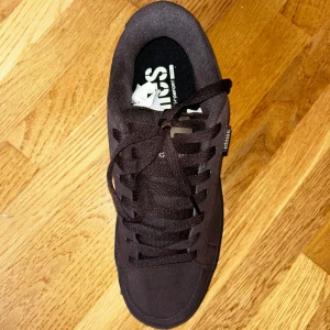 Etnies Kingpin - Etnies Kingpin bruna, helt nya! Storlek 42, skriv för frågor Kostar 999kr på Zalando