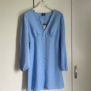 Blå sommar klänning, vero moda - Ja säljer nu min klänning från vero Moda som aldrig är använd med lappen kvar. Köpt för ca 1 månad sen. Nypris är 600kr🩷 Skriv om ni har frågor eller för fler bilder🤩
