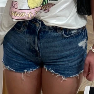 Jeansshorts  - Snygga jeansshorts som tyvärr är lite små för mig🤍