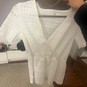 Topp - Snygg omlott topp, storlek Xs men passar mig som vanligtvis har S. Superfint skick 💞köpt för 499, passsar både fest eller till ett par jeans 