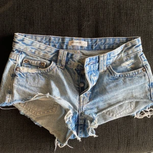 Snygga lågmidjade shorts från pull&bear! - Jättesnygga lågmidjade jeansshorts från pull&bear i storlek 36!💞