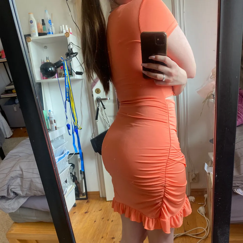 Jag säljer den här sjukt fina klänningen eftersom den är för liten för mig vid brösten. Den är i storlek XS och passar både som en festklänning och sommarklänning! Färgen är en blandning av orange Peach och lax färgat. . Klänningar.