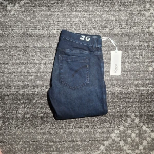 Dondup Jeans (helt nya!)  - Tjena säljer ett par riktigt schyssta dondup jeans i modellen George. Skicket på jeansen är 10/10 då dom är helt nya. Har du några frågor eller funderingar så hör av dig // IC_RESELL 