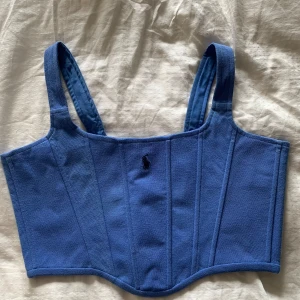 Korsett Ralph Lauren  - Superfin korsett som jag köpt av en tjej på Vinted som syr om märkeskläder till korsetter. Aldrig använd. Kan spännas åt där bak så passar storlek XS-S. Jag är storlek M och axelbanden är lite för korta för mig. 