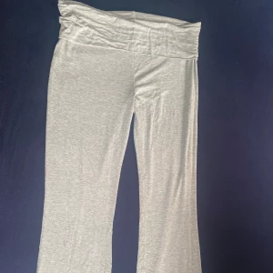 Yoga byxor i grå - Bekväma yoga byxor från lager 157