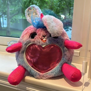 Gossedjur  - Ett litet gossedjur. Me en knapp som man trycker på så kan den prata. 🗣️ batteri finns redan i😊