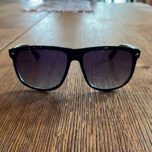 Identiska solglasögon - Ray-Ban Boyfriend  - Säljer dessa stilrena solglasögon, som är identiska med Ray-Ban Boyfriend modellen. Perfekta för sommaren, så passa på att köpa.