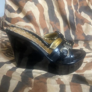 Sommar wedge skor  - Jätte fina vackra svarta sommar wedges!! Väldigt snygga i storlek 38 de är köpt second hand men själv har inte kommit till användning eftersom de är för små. Pris går att diskuteras