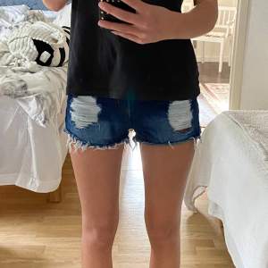 Ett par mörkblåa jeansshorts, har aldrig använt! De är mid-waist/highwaist!💕