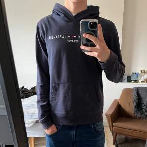 Säljer en mörkblå tommy hillfiger hoodie|| skick:8.5/10 || hör av dig om du har frågor!