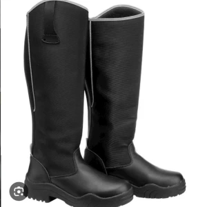 Vinter ridstövlar  - Bekväma och varma ridstövlar, perfekta för ridning under vinterhalvåret🤩 Sulan som hör till köpet är den på sista bilden (en sula gjord av ull). De är i mycket fint skick men några få tecken på användning finns❤️ Hör av dig vid frågor!!