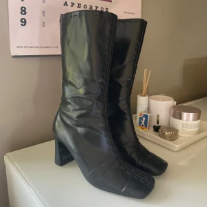 Vintage stövlar i skinn - Fina äkta skinnstövlar köpta second hand, aldrig använda av mig. Lite slitage under klackar och lite märken här och där tyder på användning av tidigare ägare men skorna är övrigt i fint skick!