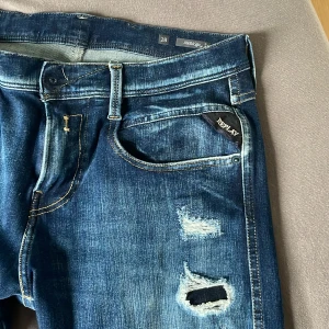 Replay jeans - Rikigt stilrena replay hyperflex jeans med feta slitningar i modellen anbass !🔥Skick-9/10. Nypris-1599 Mitt pris-599! Kom privat för fler frågor eller funderingar!😀