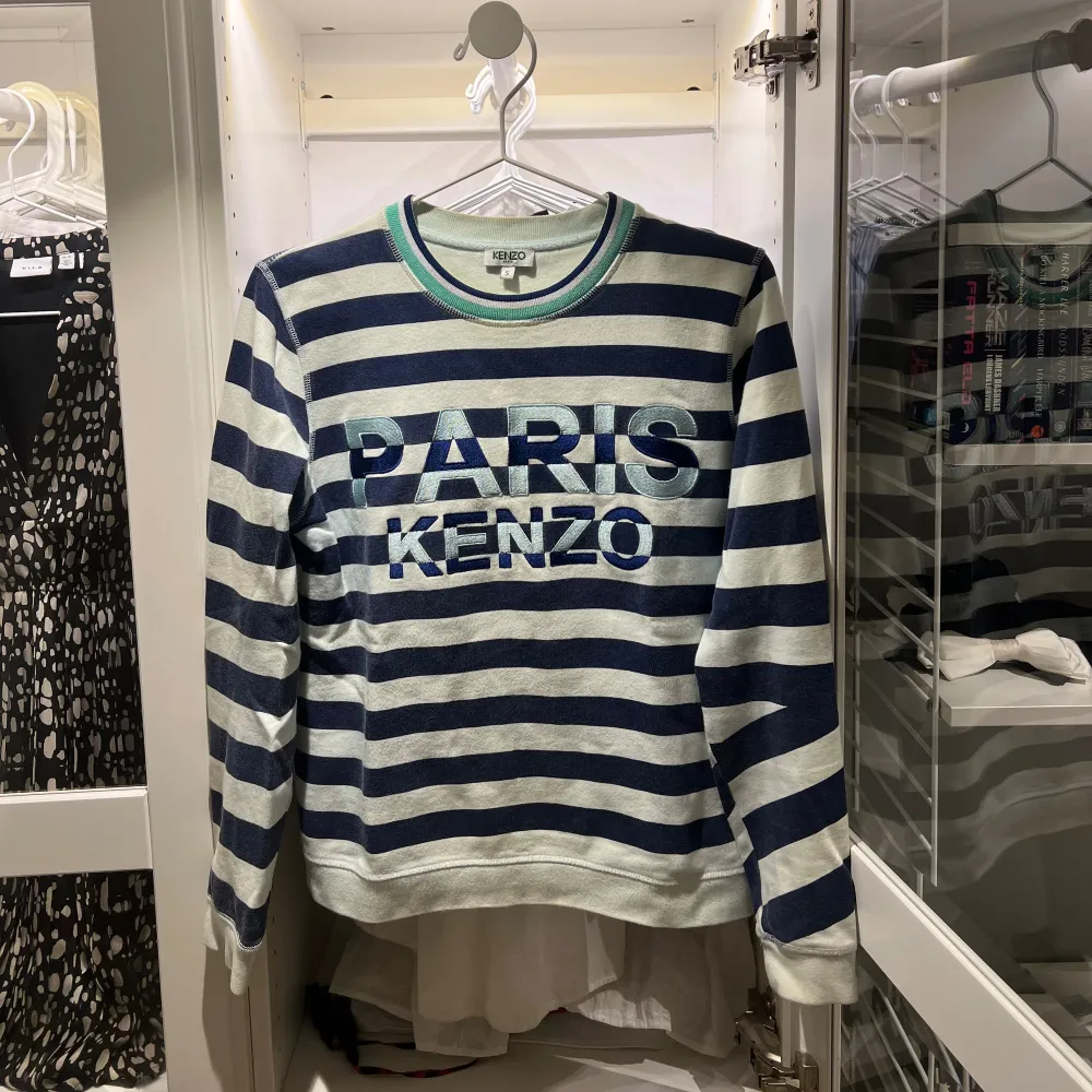 Sweatshirt från Kenzo i storlek S. Sparsamt använd, så fint skick! Kan både posta och mötas upp och kan även skicka fler bilder om det önskas ☺️💕. Tröjor & Koftor.