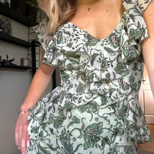 Blommig volang klänning  - Säljer min drömmiga långklänning ifrån zara🥺, den är helt slutsåld och verkligen sååå fin!! Aldrig använd, helt ny!! Nypriset är 699 säljer för 250💕💕🌸