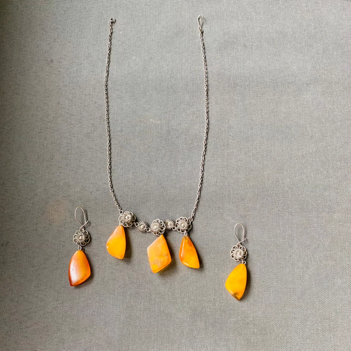 Matchande halsband och örhängen 