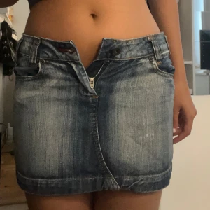 Vintage jeanskjol - Söt mini jeanskjol från only jeans midjemått rakt över: 36cm längd: 32cm💓