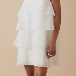 Volang klänning  - Säljer min jättefina volang klänning som är endast använd 1 gång, nypris 699kr