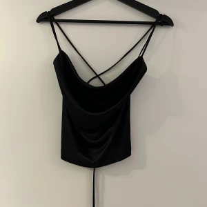 Festtopp - Topp med knytning i ryggen. Fint skick