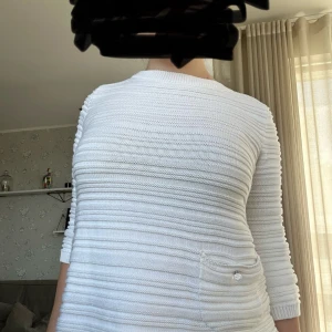 Tröja med trekvartslånga ärmar 🤍  - Väldigt söt kofta med trekvartslånga ärmar! Det finns en liten ficka framtill på tröjan 💕 