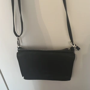svart vardagsväska💗 - Svart väska till vardagen, bra skick, ställ gärna frågor💕