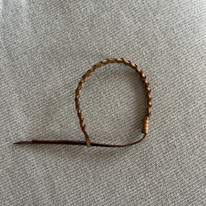Armband - Brunt flätat läderarmband. Helt nytt — knyts fast med snören & öglan ✨