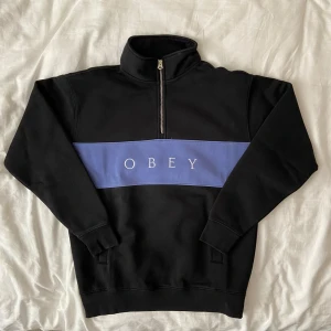 Obey Tröja - Säljer en obey tröja med en 1/4 zip mockzip som är helt nytt med bra tjockt material, skriv gärna om det finns ngn fundering