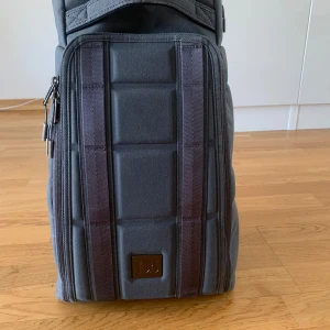 Douchebag ryggsäck - Bra skick, som ny med lite fläckar från proteinpulver som läckt ut inuti ryggsäcken. 20L ryggsäck, nypris 1999 kr