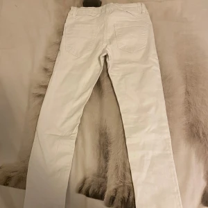 Vita byxor  - Sköna byxor 