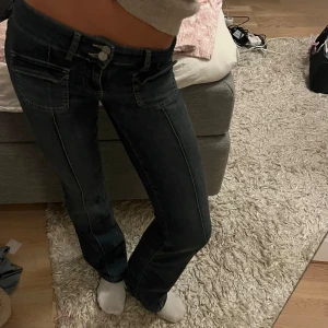 Lågmidjade bootcut jeans 👖  - Säljer ett par jättesnygga jeans från Nelly då jag slutat använda dem. Jättebra kvalitet❤️