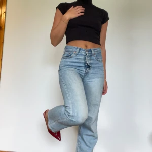 levis ribcage straight - jeans från Levis   obs! Finns hemma hos mina föräldrar så frakten kan ev. ta längre tid, skriv i dm så kan vi se