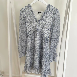 Vero Moda sommarklänning  - Köptes för något år sen men har inte kommit till användning mer än kanske fem gånger. Sååå söt och somrig!