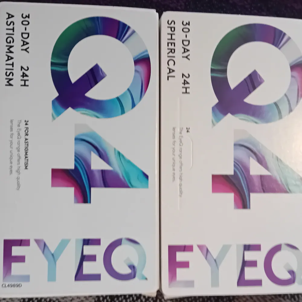 EyeQ kontaktlinser 2 paket Nytt/obruten förpackning   2 paket (olika) kontaktlinser från synsam, ej öppnade förpackningar, Kvitto finns kvar. Köpt dom för 1038 kr men säljer dom för halva priset.  • 1 st paket - Höger öga - EyeQ 24 For Astigmatism Q. Accessoarer.