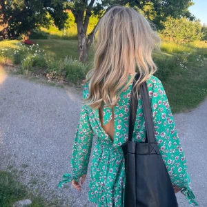 Blommig klänning - Urgullig klänning som är perfekt till sommaren!! I superfint skick och använd endast ett fåtal gånger. Storlek M, men passar mig super dom vanligtvis bär storlek 34-36!✨