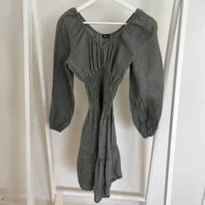 Chelsea linneklänning  - Onesize klänning från Chelsea! I linne, bara använd ett fåtal gånger! 