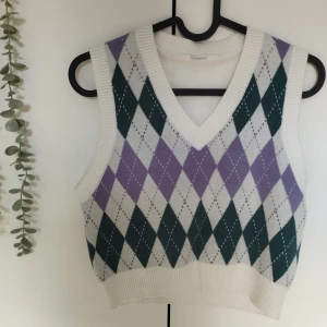 Sweater Vest Barn/Ungdomar - En snygg jättemjuk, skön och helt oanvänd sweater vest med fint mönster. Passar bra till höst och vinter. Etiketten klipptes tyvärr bort. Kommer dock från Lindex barnavdelning. 