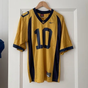 California Golden Bears Nike Jersey - Amerikansk fotbollströja 🏈 Cal 🐻 Köpt i USA Storlek S  Använd och några skavanker finns