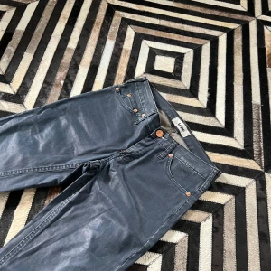 ACNE BYXOR, vaxade - Acne byxor Modell: kex plant Storlek: 25/32 Midjemått: 32cm Innerbenslängden: 81cm  Har massor av andra byxor med , kolla in sidan!  