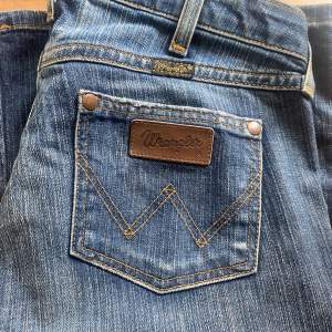 Bootcut jeans från Wrangler. Nypris cirka 900kr W27 L34 Midja: 35cm Innerbenslängd: 86cm