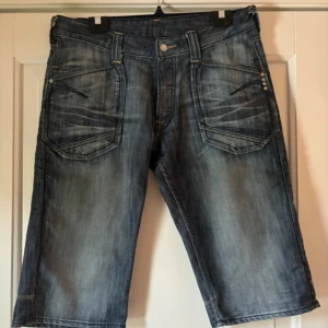 Jeans shorts  - Köpte dom från Vinted men gillade inte dom så säljer dom igen (inte min bild tog den från Vinted men kan skicka ny om nån vill ha) Inte använd  Storlek: L? Midja: 88cm Längd: 64cm