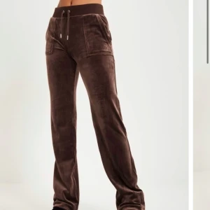 Juicy couture byxor  - Juicy couture byxor, bruna storlek S. Nyskick , säljs för att de är för små.  Nypris 1 199kr, säljer för 600kr