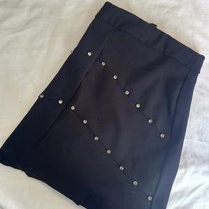 Kjol med strass  - Använd fåtal gånger, dragkjedja bak. 